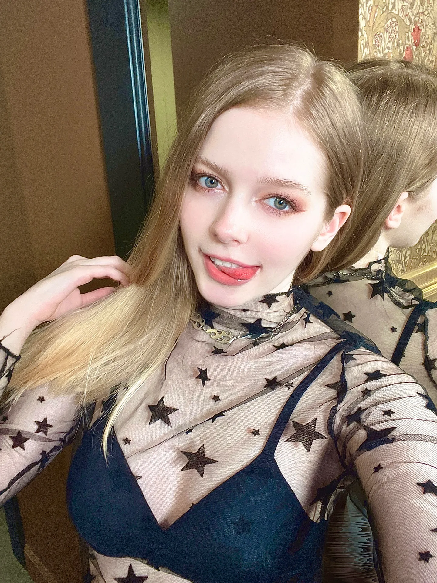 Star-pattern top selfie